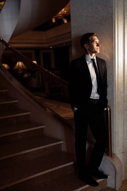 Genç yakışıklı adam, damat poz veriyor.