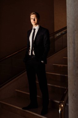 Genç yakışıklı adam, damat poz veriyor.