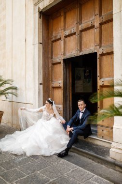 Güzel, genç bir çift yeni evli. 