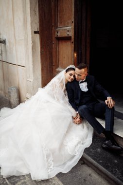 Güzel, genç bir çift yeni evli. 