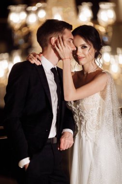 Güzel, genç bir çift yeni evli poz veriyor.