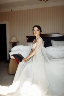 Yatakta mutlu, genç bir gelin. 