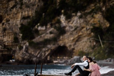 Deniz kenarında poz veren mutlu genç çift