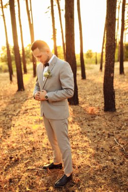 Genç yakışıklı adam, parkta poz veren damat.