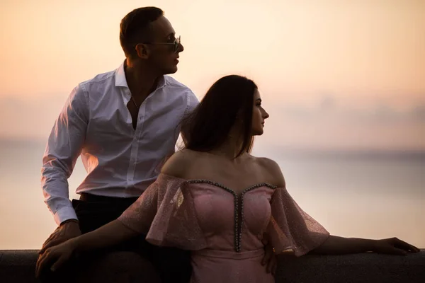 Happy Beautiful Young Couple Posing Sea Sunset — Stock Photo, Image