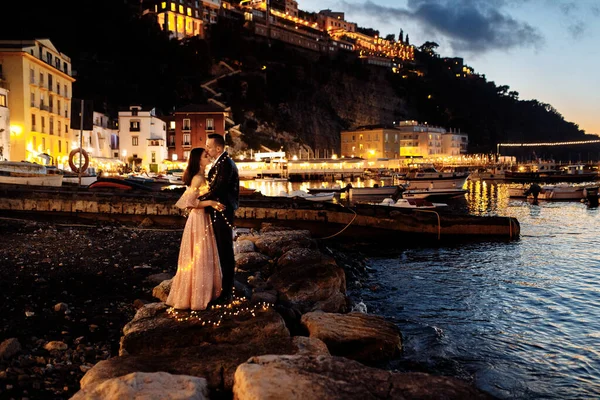 Feliz Hermosa Pareja Joven Playa Por Noche — Foto de Stock