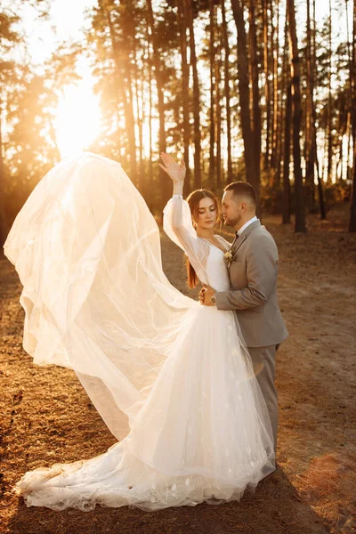 森の中の若い新婚夫婦が — ストック写真