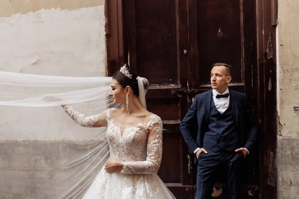 Belo Jovem Casal Recém Casados Posando — Fotografia de Stock