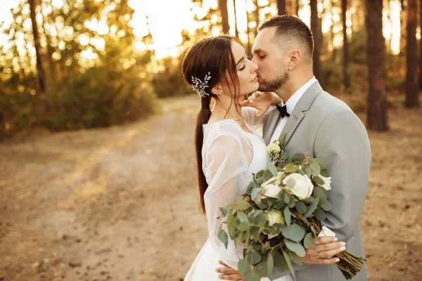 Šťastný Pár Mladých Novomanželů Lese Líbání — Stock fotografie