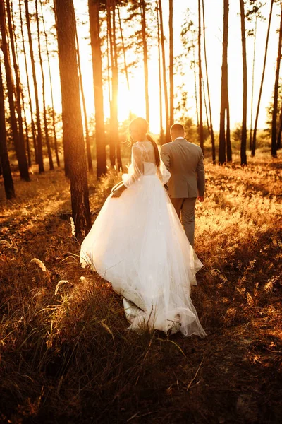 Casal Feliz Jovens Recém Casados Floresta Andando — Fotografia de Stock