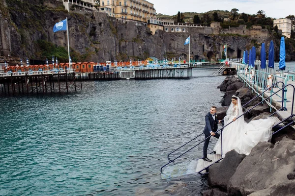 Happy Beautiful Young Couple Bride Groom Sea — Stock Photo, Image