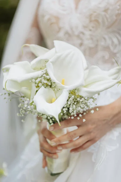 신부의 안성맞춤인 아름다운 꽃다발 — 스톡 사진