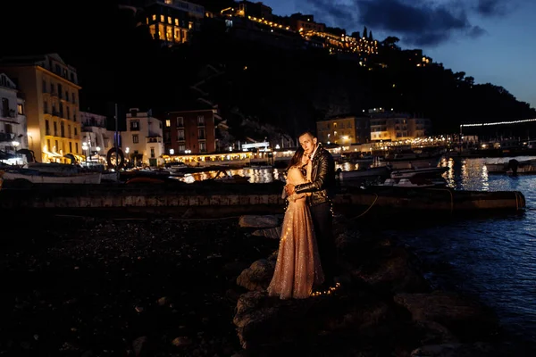 Felice Bella Giovane Coppia Sulla Spiaggia Sera — Foto Stock