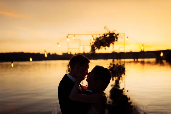 美しい若いカップルが川のそばでポーズをとっています — ストック写真