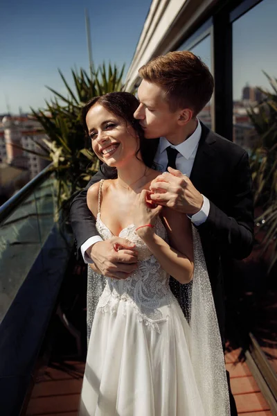美しい若いカップルの新婚カップルがポーズをとって — ストック写真