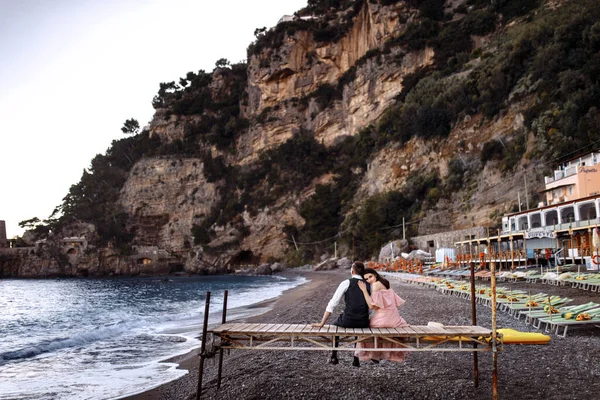 Felice Bella Giovane Coppia Dal Mare — Foto Stock