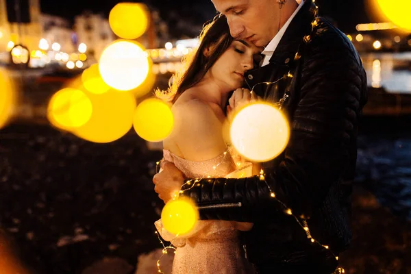 Happy Beautiful Young Couple Beach Evening — Stock Photo, Image