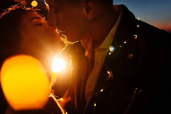 Feliz Lindo Jovem Casal Praia Noite — Fotografia de Stock