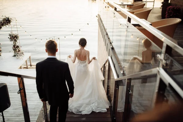 Beau Jeune Couple Jeunes Mariés Posant Par Rivière — Photo