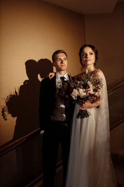 Vackra Unga Par Nygifta Poserar — Stockfoto
