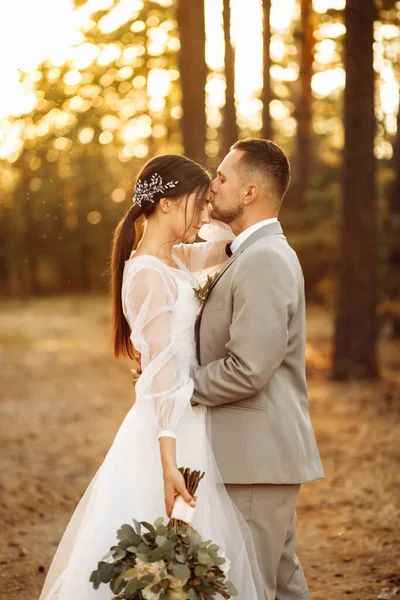 Glückliches Paar Junger Frischvermählter Küsst Sich Wald — Stockfoto