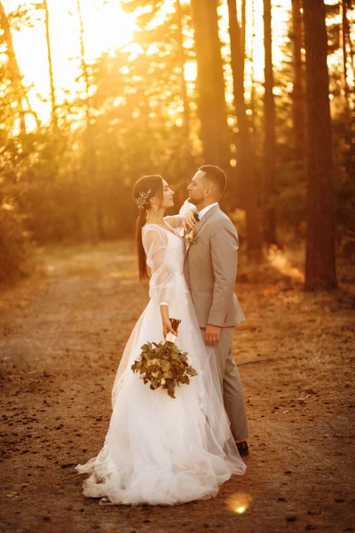 Šťastný Pár Mladých Novomanželů Lese — Stock fotografie