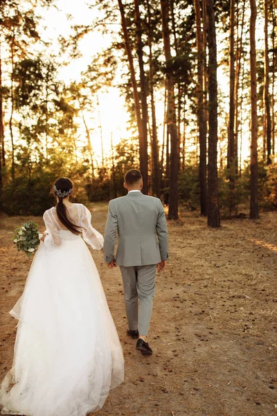 森の中を歩いている若い新婚夫婦が — ストック写真