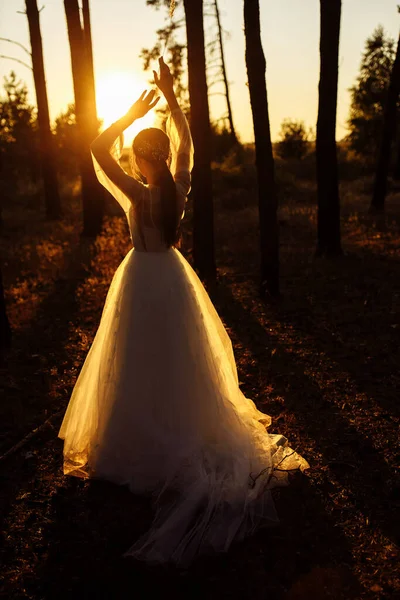 森林里漂亮的新娘 — 图库照片
