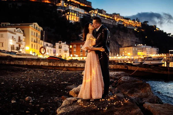 晚上在海滩上快乐的年轻夫妇 — 图库照片