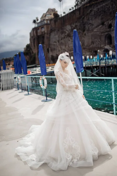 桟橋で幸せな美しい若い花嫁 — ストック写真