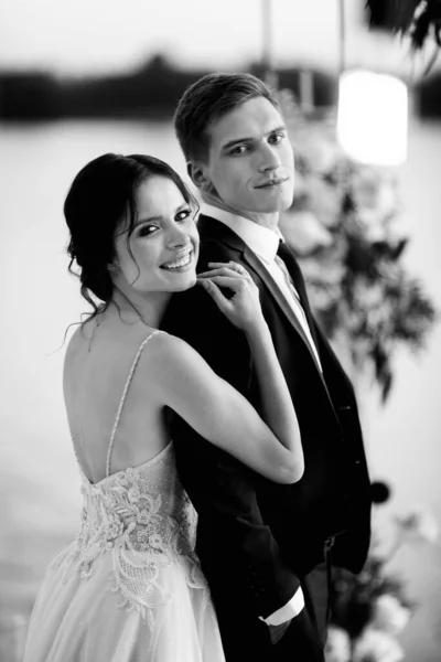 Belo Jovem Casal Recém Casados Posando — Fotografia de Stock