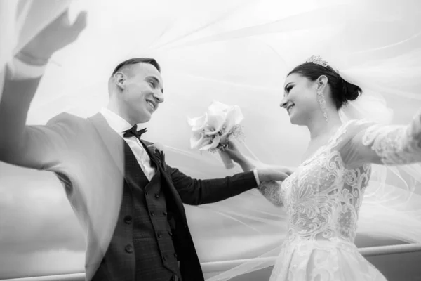 Gelukkig Mooi Jong Bruid Bruidegom Door Zee — Stockfoto