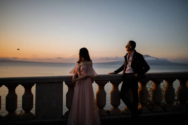 日落时分 一对年轻貌美的年轻夫妇在海上合影 — 图库照片