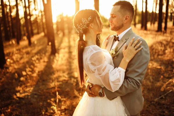 Feliz Casal Jovens Recém Casados Floresta Abraçando — Fotografia de Stock