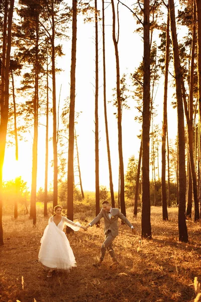 Casal Feliz Jovens Recém Casados Floresta — Fotografia de Stock