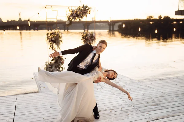 Belo Jovem Casal Recém Casados Posando — Fotografia de Stock