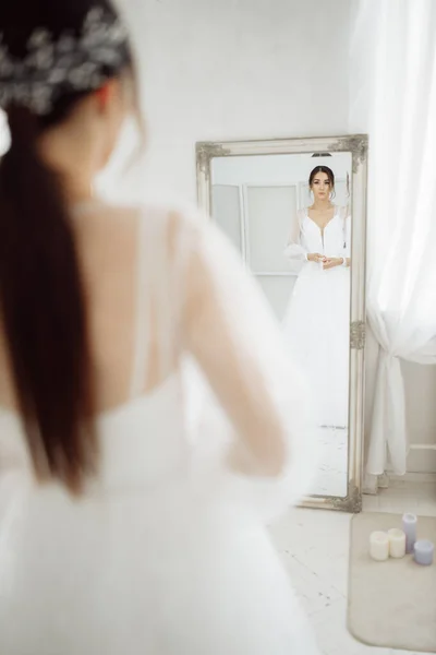 Счастливая Красивая Молодая Невеста Перед Зеркалом — стоковое фото