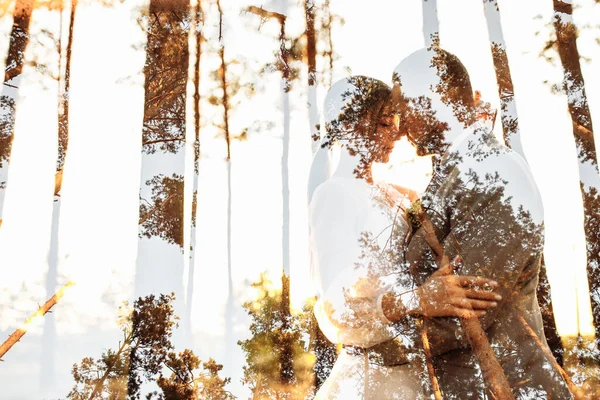 若い新婚夫婦が森の中で抱き合い — ストック写真