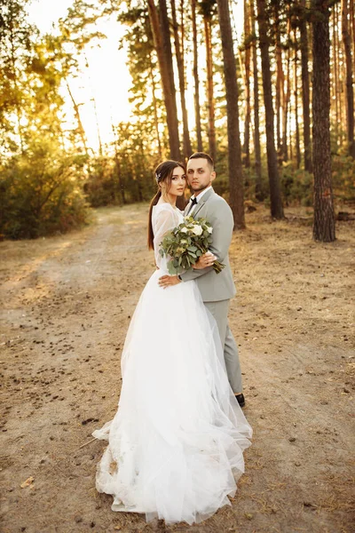 Šťastný Pár Mladých Novomanželů Lese Objímání — Stock fotografie