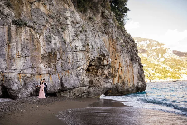 幸福的年轻夫妇站在海边 — 图库照片