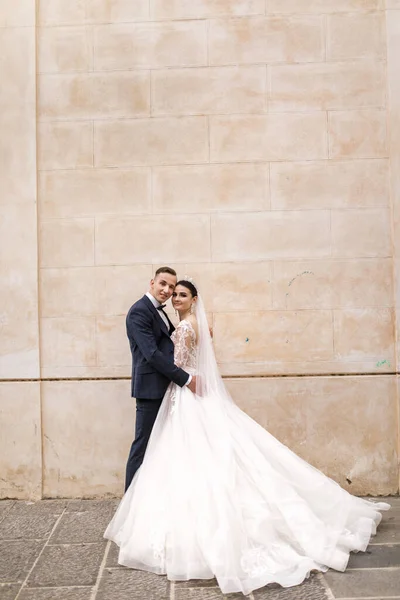 Belo Jovem Casal Recém Casados Posando — Fotografia de Stock