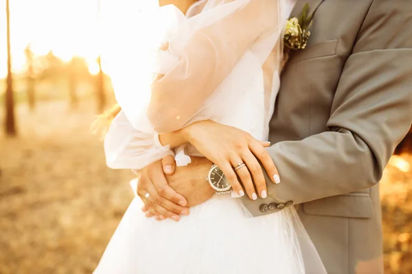 Feliz Bonito Jovem Casal Abraçando — Fotografia de Stock