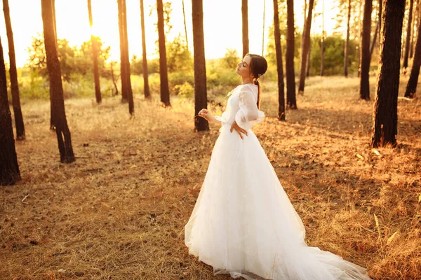 Delikat Vacker Brud Skogen — Stockfoto