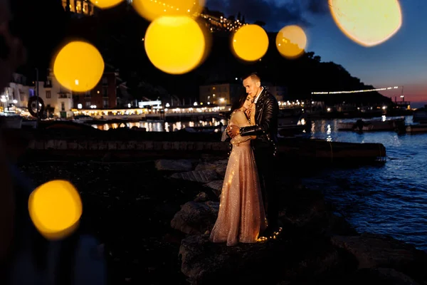 Feliz Lindo Jovem Casal Praia Noite — Fotografia de Stock