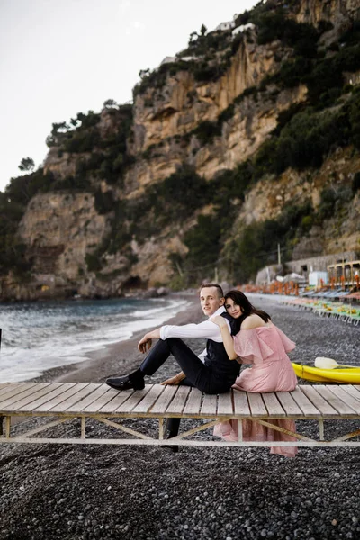 海によって幸せな美しい若いカップル — ストック写真