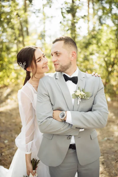 Feliz Pareja Jóvenes Recién Casados Bosque —  Fotos de Stock