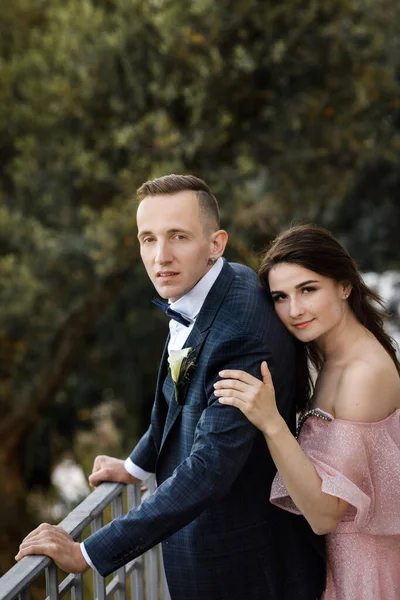 Belo Jovem Casal Recém Casados Posando — Fotografia de Stock