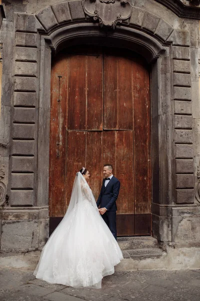 Beau Jeune Couple Jeunes Mariés Posant — Photo