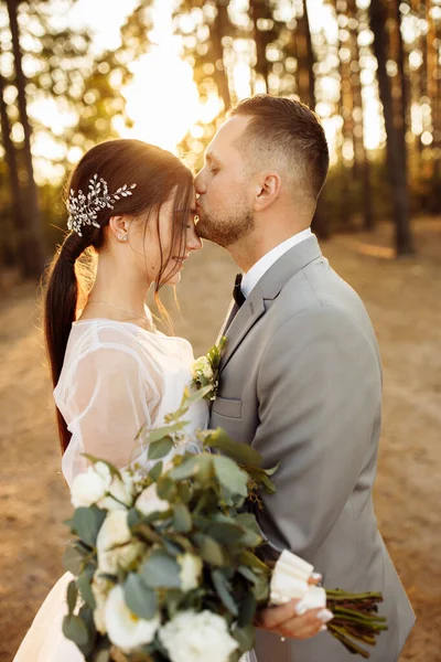 新婚夫妇在森林里欢欢喜喜地接吻 — 图库照片