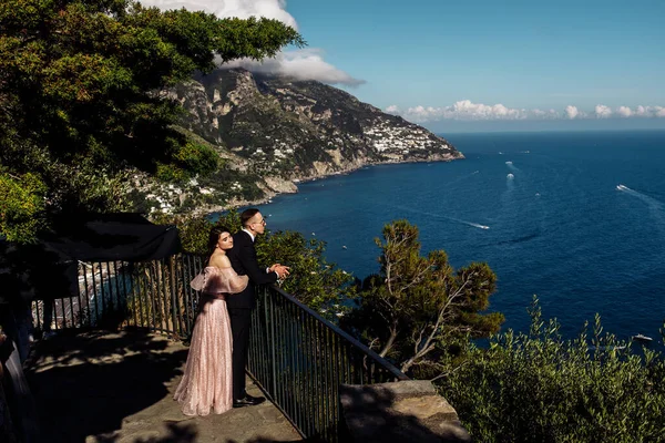 Happy Beautiful Young Couple Posing Sea — Stock Photo, Image